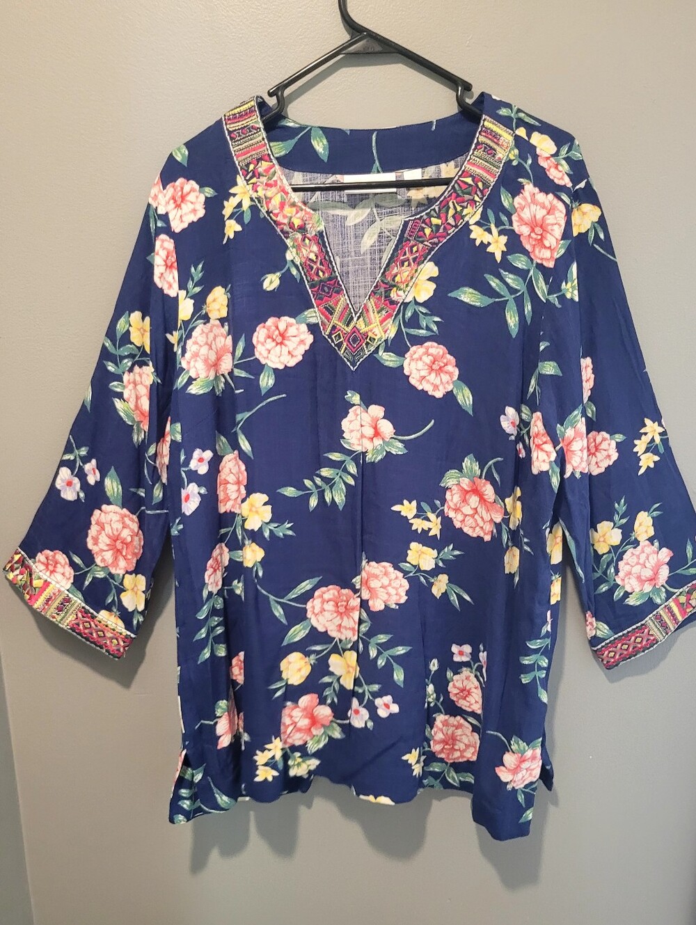 Belle by Kim Gravel QVC Embroired Floral Navy Blue V-Neck Top Sz Lg